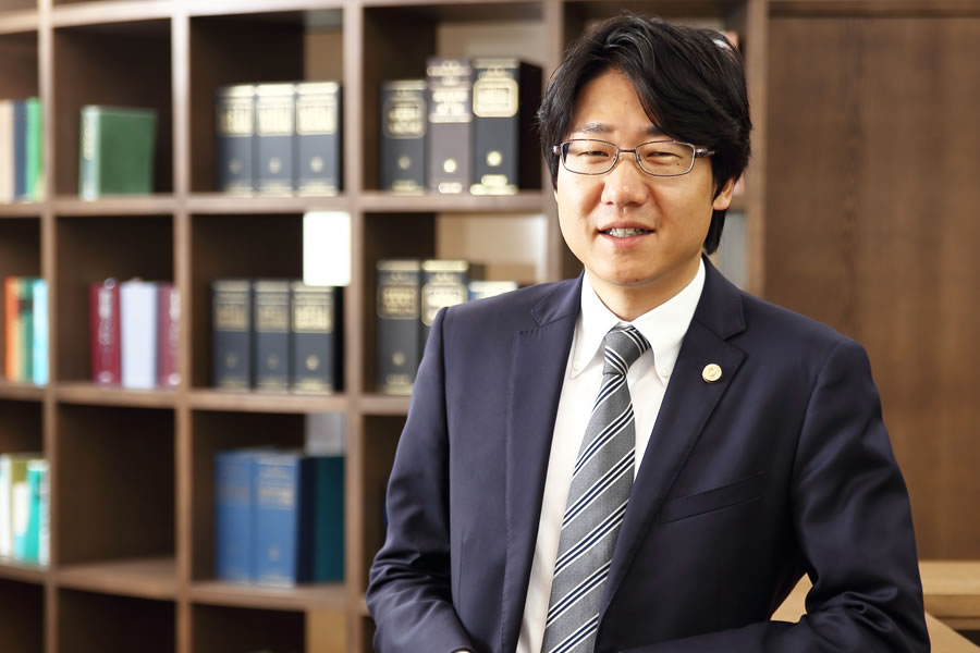 秋元弁護士の写真